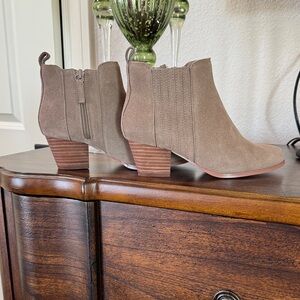 Elegant Tan Ankle Boots